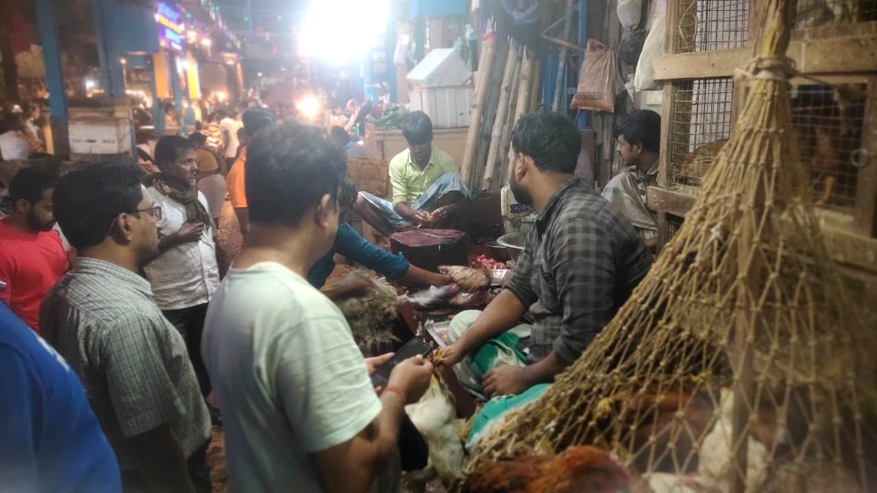 Chicken Price Drop: ঠান্ডা পড়তেই চিকেনপ্রেমীদের পৌষমাস, মুরগির সর্বনাশ! ১০০ টাকার নিচে নেমে গেল দাম