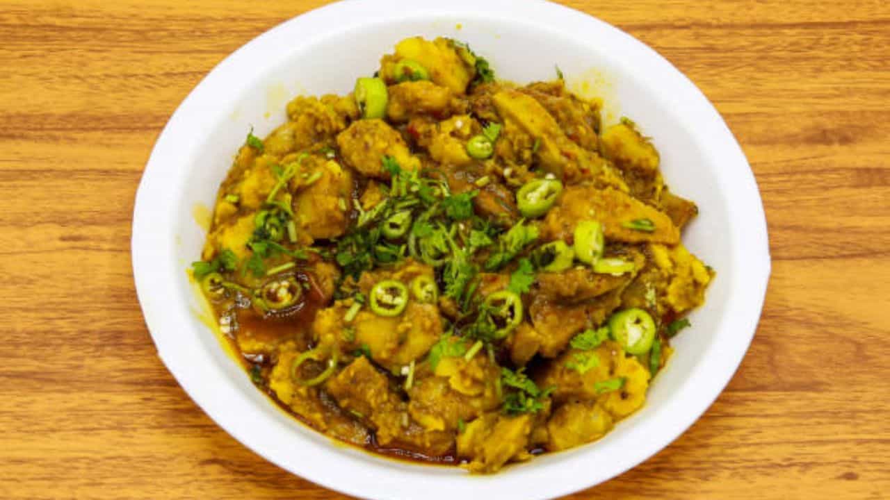 মাছ কিংবা ডিম ভাপিয়ে অনেকবার রান্না করেছেন। কিন্তু ভাপা চিকেন? অনেকেই বানিয়ে খাননি এখনও পর্যন্ত। তেল ছাড়াই বানিয়ে নেওয়া যায় ভাপা চিকেন। গরম ভাতের সঙ্গে ভাপা চিকেন বেশ লাগে