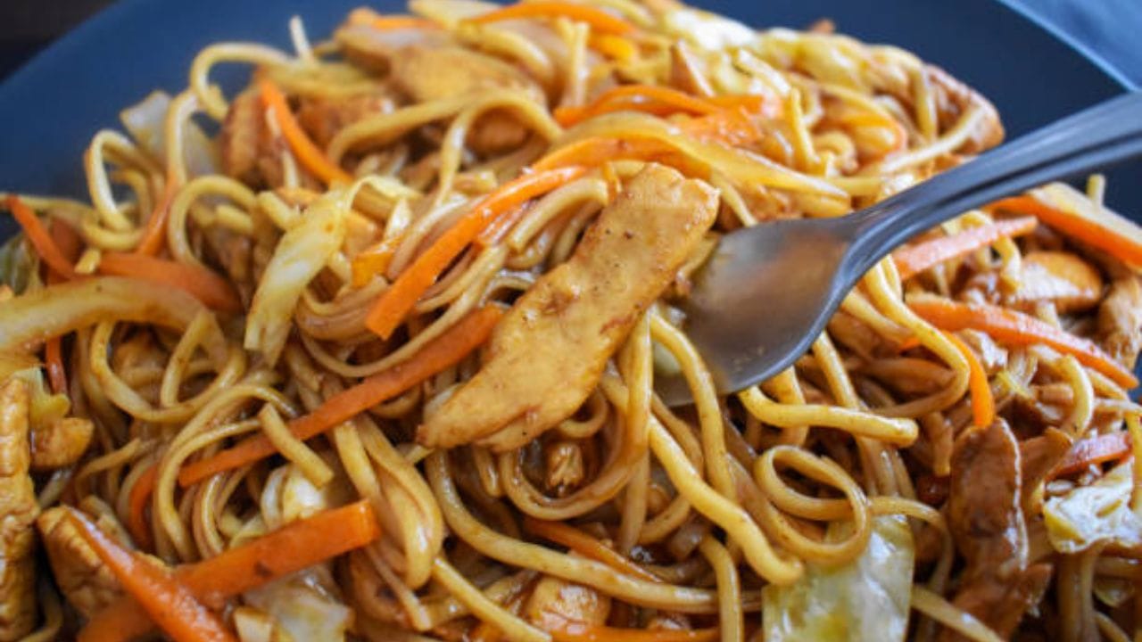 ফুলকপি বেশি আঁচে ভেজে নিয়ে অল্প নুন দিন, কুচিয়ে নেওয়া আলু মিশিয়ে ভেজে নিতে ভুলবেন না। আলু ফুলকপি কড়াই থেকে তুলে আরও এক চামচ তেল দিয়ে খুব মিহি করে কুচনো আদা-লঙ্কাকুচি দিন। এবার ঝিরি ঝিরি করে কাটা গাজর-বিট মিশিয়ে দিন এই সবজির মধ্যে 