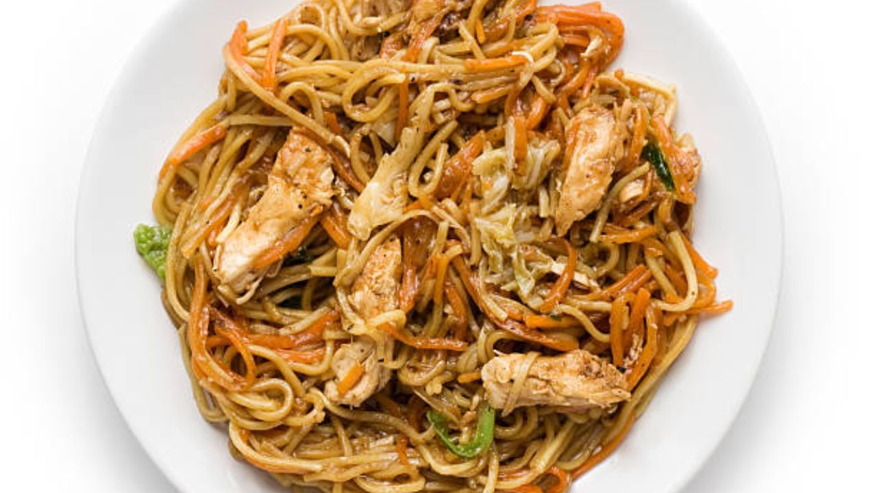 এবার চাউমিনতে সাদা তেল মাখিয়ে নিন। তাহলে একটার সঙ্গে অন্যটা লেগে যাবে না। কড়াতে এক চামচ তেল গরম করে একমুঠেো চিনেবাদাম দিয়ে লাল করে ভেজে নিন। বাদাম তুলে রাখুন। ফুলকপি ছোট ছোট টুকরো করে কেটে আগে ভাপিয়ে নিন। কড়াইতে আরও এক চামচ তেল দিয়ে ফুলকপি ভেজে নিতে হবে 