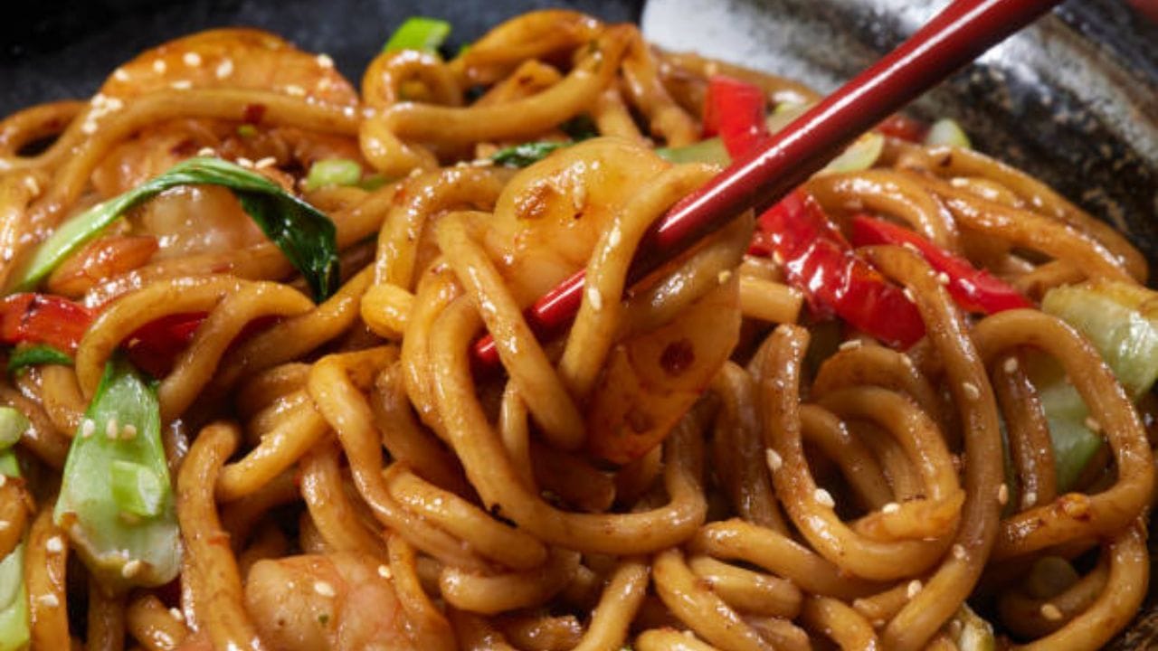 এভাবে শীতের চাউমিন বানালে বজায় থাকবে মায়ের হাতের স্বাদ। প্রথমে কড়াইতে জল গরম করতে বসিয়ে এক চামচ নুন আর এক চামচ সাদাতেল দিয়ে চাউমিন সেদ্ধ করে নিতে হবে। এই সময় চাউমিন ভাঙবেন না। গোটা গোটা ফেলে দেবেন। চাউমিন সেদ্ধ হলে স্ট্রেনারে দিয়ে ঠান্ডা জলে ধুয়ে নিন 