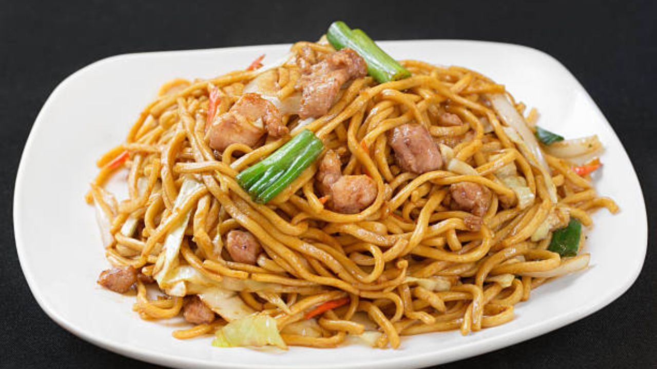 শীতের দিনে বাড়িতে বানানো চাউমিন খাওয়ার ধুম বাড়ে। এই সময় যে গাজর, বিনস, পেঁয়াজকলি, মটরশুঁটি, ক্যাপসিকাম পাওয়া যায় তাই দিয়ে চাউমিন খেতে বেশ লাগে। উপরে আবার বাদাম ছড়ানো থাকে। তাই রইল বাঙালি স্টাইল চাউমিনের দারুণ একটি রেসিপি