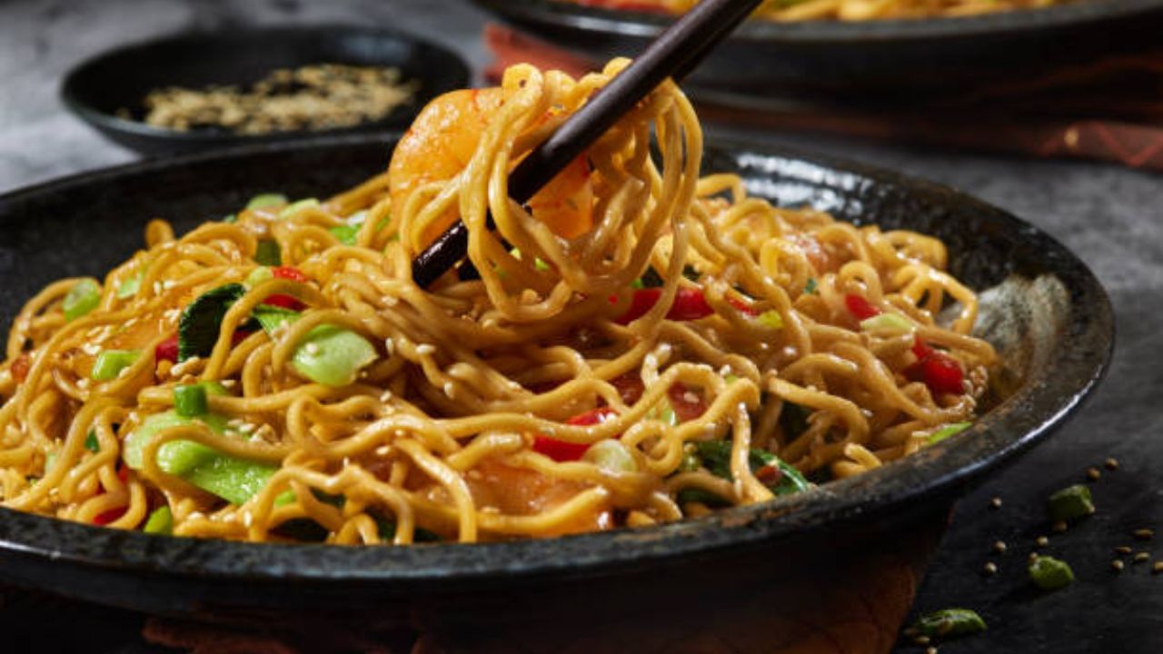 এবার তা ভাল করে মিশিয়ে নিতে হবে। ৫ মিনিট ভেজে অর্ধেক পাতিলেবুর রস, গোলমরিচের গুঁড়ো আর ভেজে রাখা জিরে গুঁড়ো করে মিশিয়ে দিন এতে। এভাবে সব মিশিয়ে ভেজে নিতে হবে, এর মধ্যে একটু টমেটো সস মেশান। নামানোর আগে লঙ্কা কুচি করে ছড়িয়ে দিন