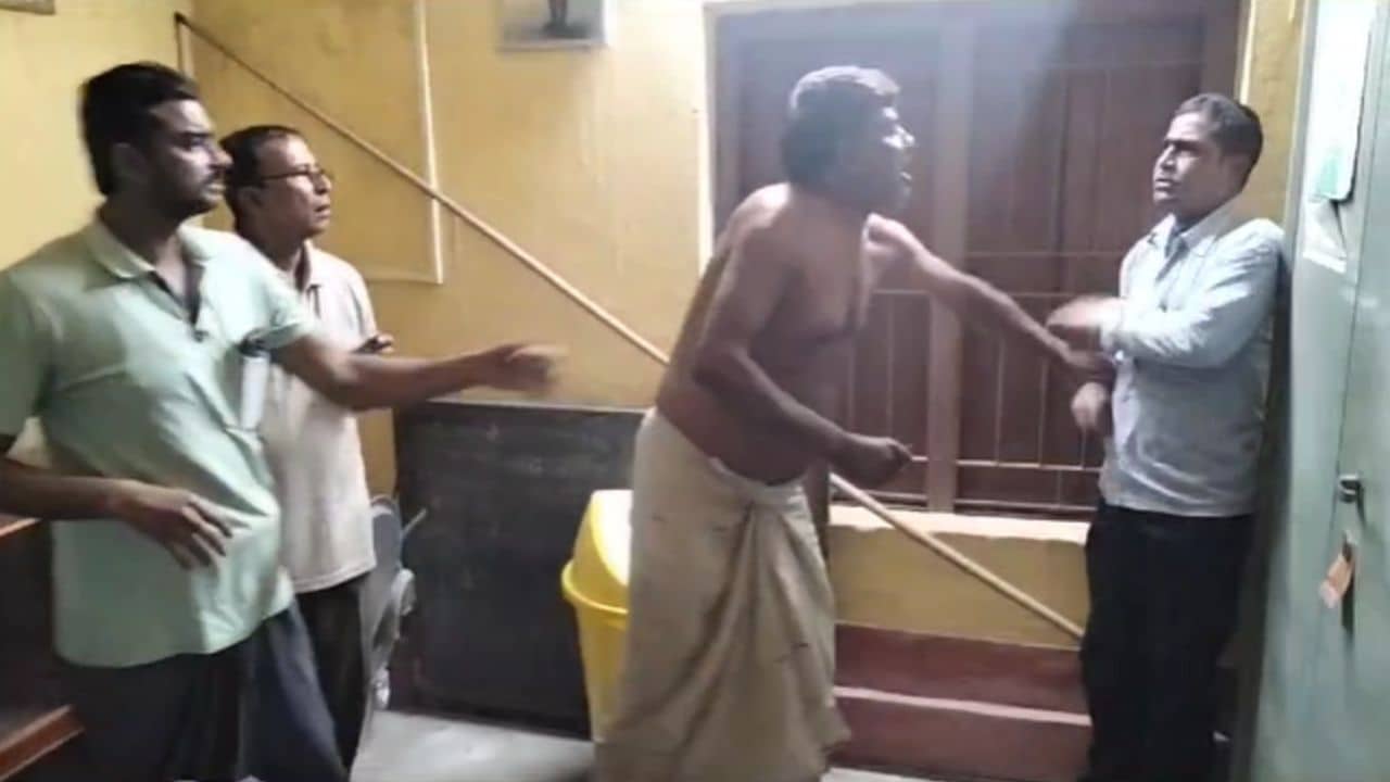 Deganga School: শিক্ষকের বিরুদ্ধে মিড ডে চাল চুরির অভিযোগ