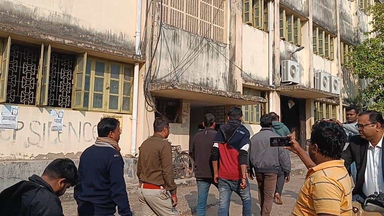 Digha-Mandarmani: জমাটি আসর, একজন, দু’জন নয়, একেবারে ১৬ জন যুবতী, কী চলছিল মন্দারমনি-দিঘার হোটেলে? Digha-Mandarmani: জমাটি আসর, একজন, দু’জন নয়, একেবারে ১৬ জন যুবতী, কী চলছিল মন্দারমনি-দিঘার হোটেলে?