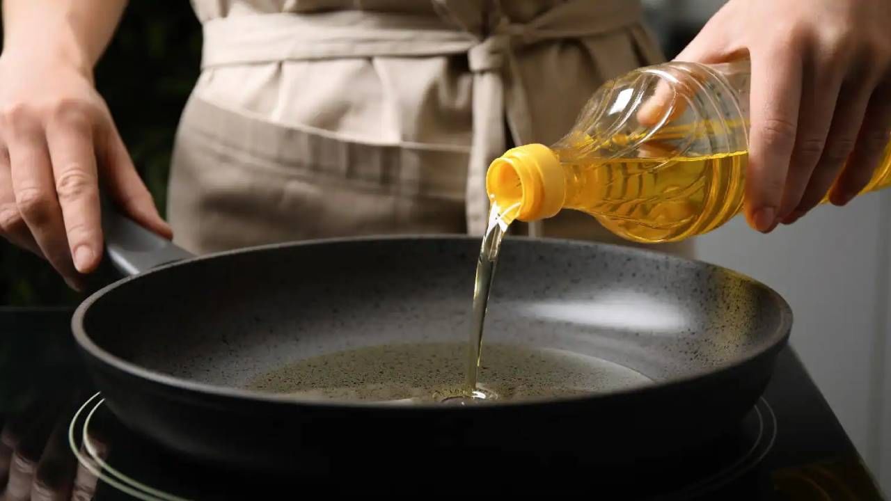 Edible Oil Price: মধ্যবিত্তের হেঁসেলে স্বস্তি, ১৫ মাস বাড়বে না রান্নার তেলের দাম