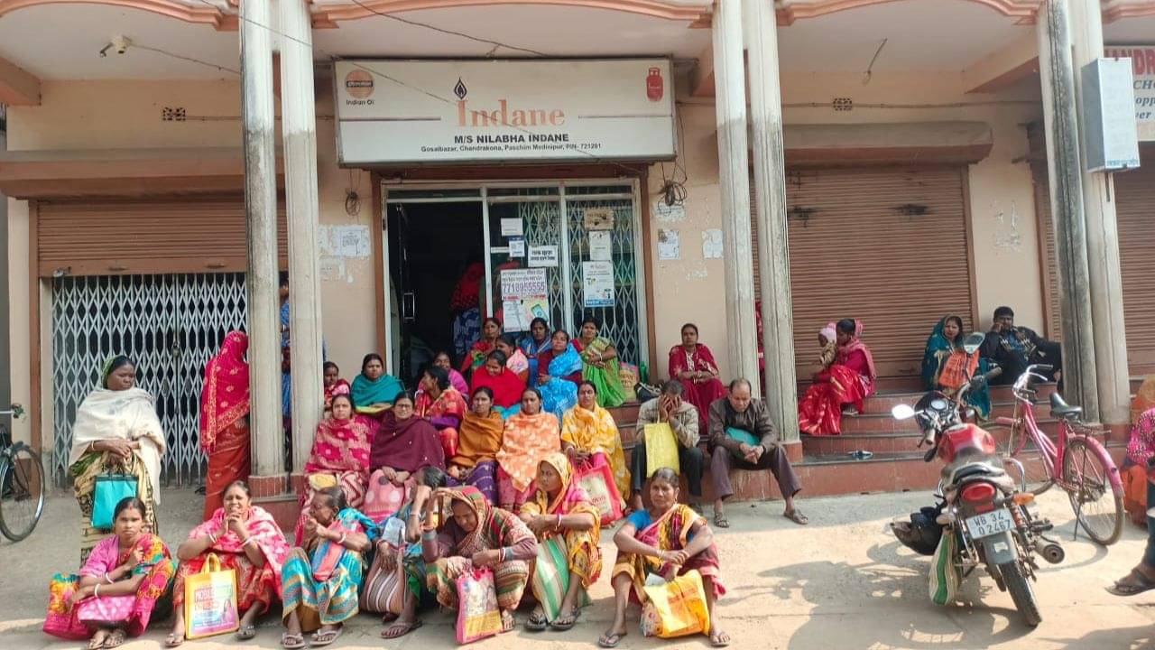 Gas Aadhaar Link: গ্যাসে আধার লিঙ্ক করাতে ৪২৬ টাকা! আবারও নতুন যুক্তি, তিতিবিরক্ত গ্রাহকরা