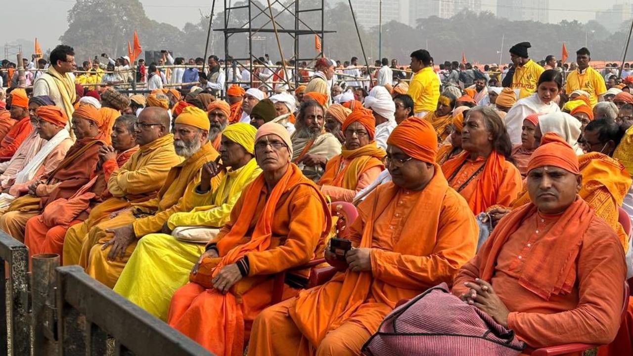 রাজ্যের বিভিন্ন প্রান্ত থেকে আসা ধর্মপ্রাণ হিন্দুরা তো রয়েইছেন। সেই সঙ্গে প্রচুর সাধুসন্তও হাজির হয়েছেন গীতাপাঠ উপলক্ষ্যে। 