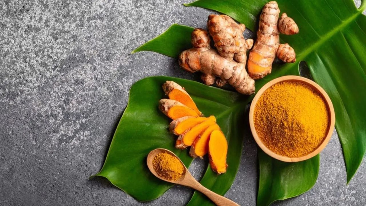 Turmeric Health Benefits: শরীর বিষমুক্ত করতে হলুদ খান