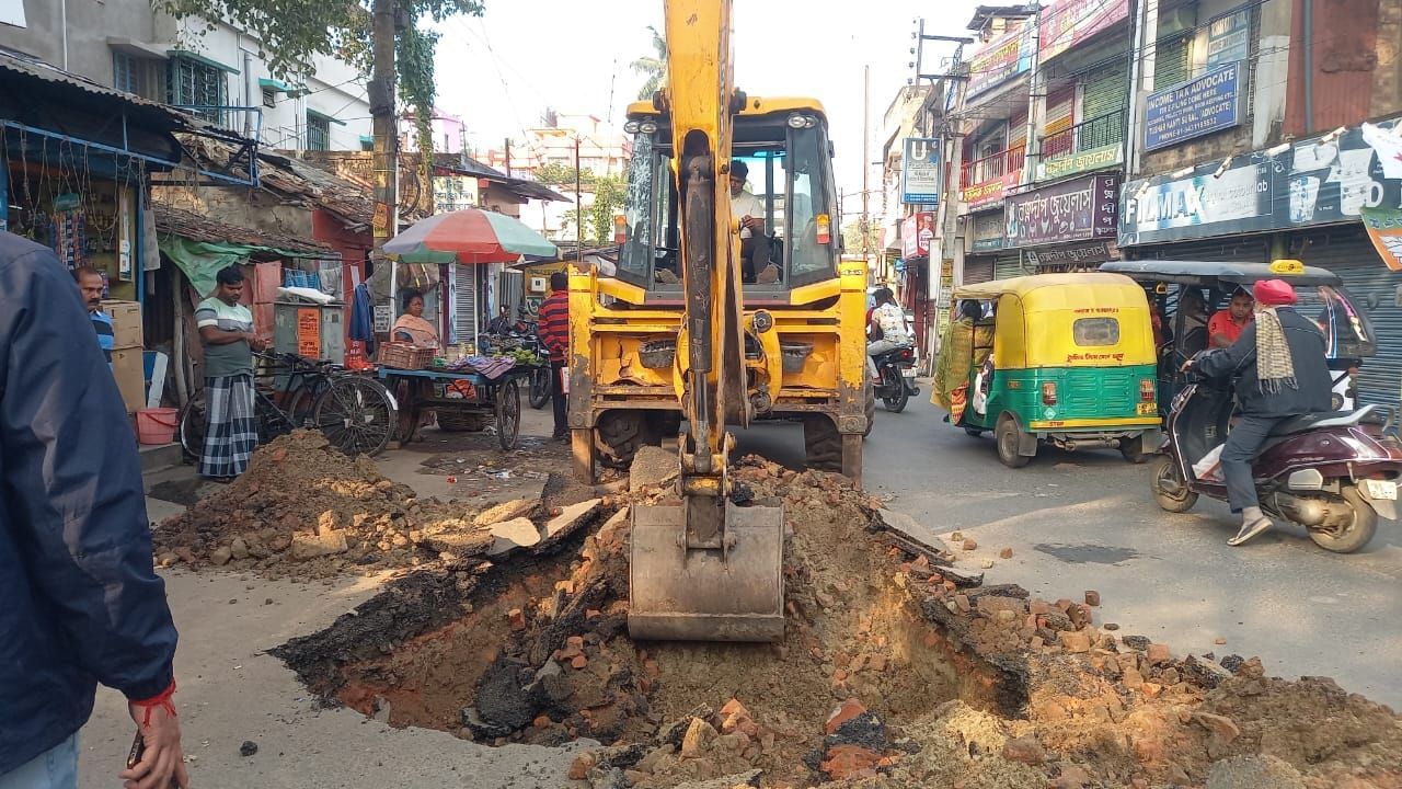 Hooghly: ব্যস্ত রাস্তায় আচমকাই ধস, আতঙ্কে দোকানি পথচারীরা