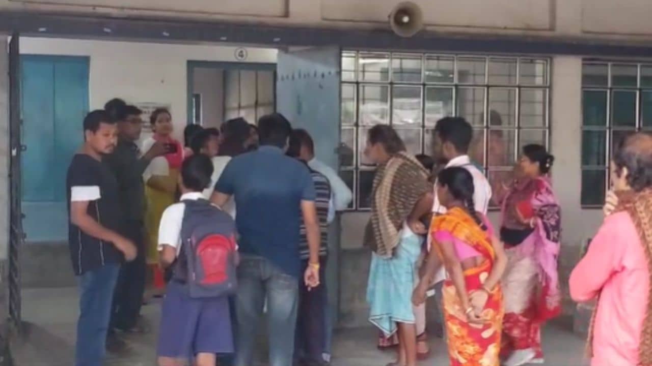 Hooghly: পরীক্ষা দিতে গিয়েছিল, আচমকাই চতুর্থ শ্রেণির ছাত্রকে ঘাড় ধাক্কা