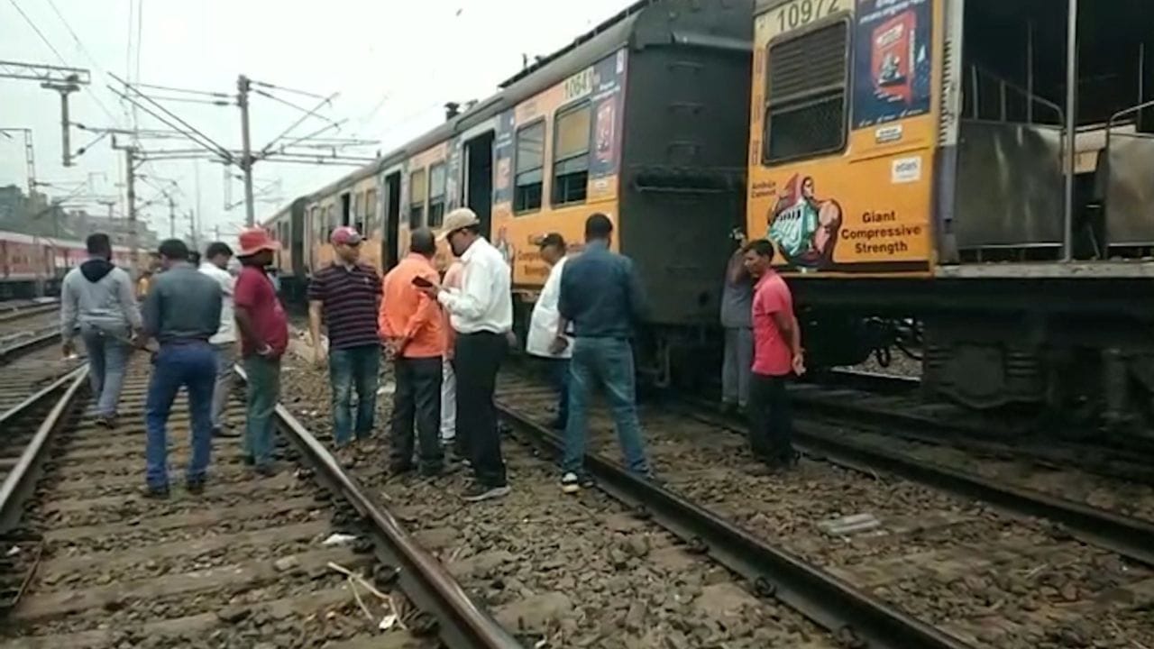 Local trail derailed হাওড়া স্টেশনে ঢোকার মুখে লাইনচ্যুত লোকাল ট্রেন