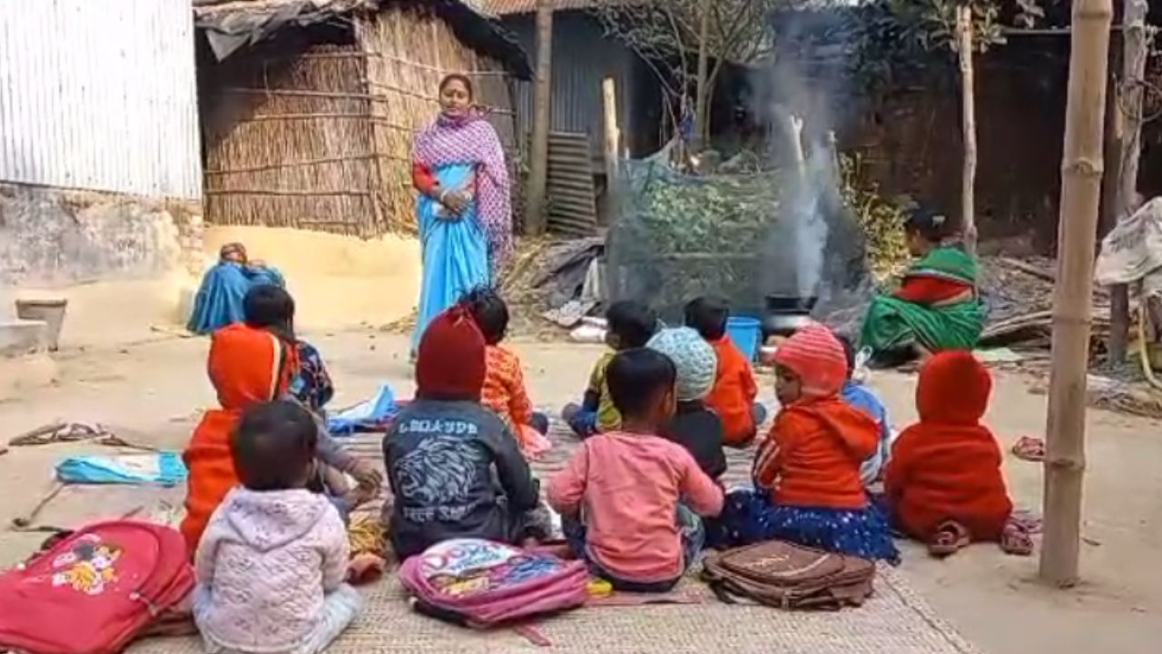 ICDS: খোলা আকাশে পড়াশোনা শিশুদের, ঘরের দখল নিয়ে দেদার আড্ডায় TMC কর্মী