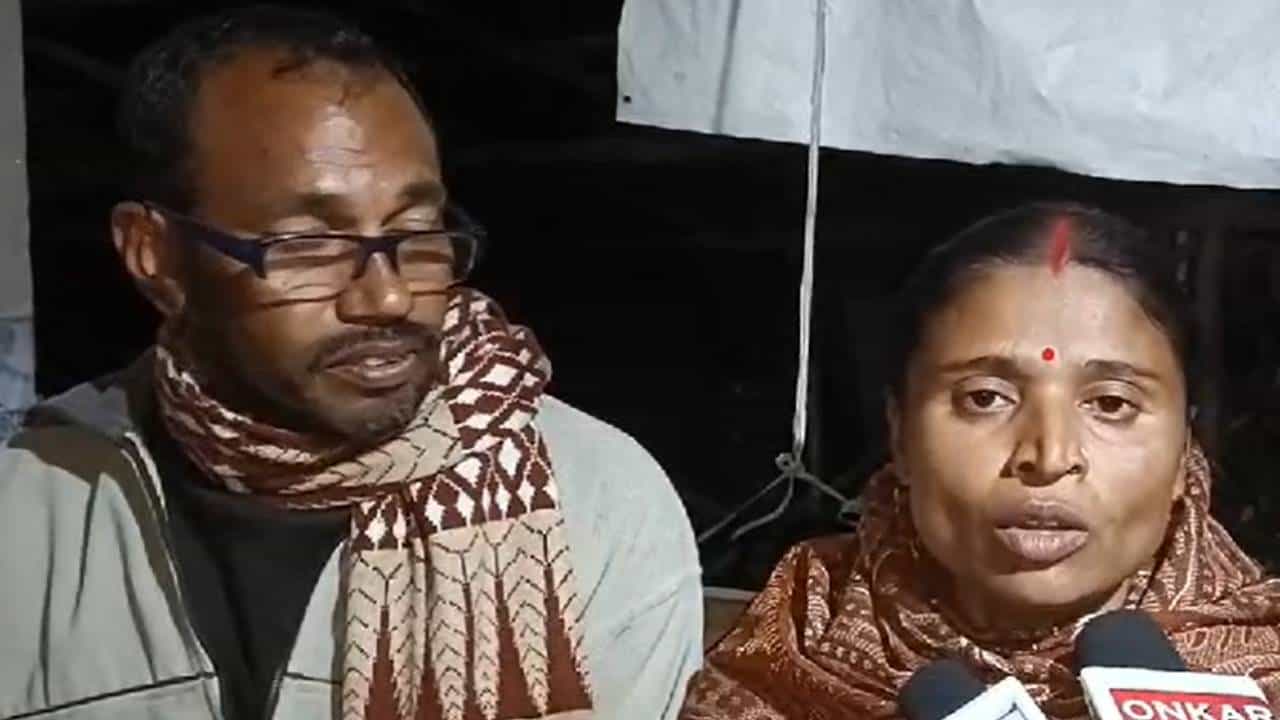Purba Medinipur: মা মরতেই গোটা পরিবার একঘরে, উপায় না পেয়ে হাইকোর্টে অসহায় মনোরঞ্জন Purba Medinipur: মা মরতেই গোটা পরিবার একঘরে, উপায় না পেয়ে হাইকোর্টে অসহায় মনোরঞ্জন