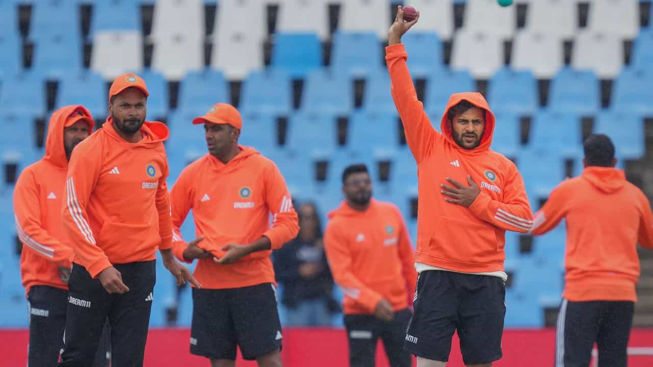 ভারতীয় শিবিরে আতঙ্ক, অনুশীলনে কাঁধে চোট অলরাউন্ডারের ভারতীয় শিবিরে আতঙ্ক, অনুশীলনে কাঁধে চোট অলরাউন্ডারের