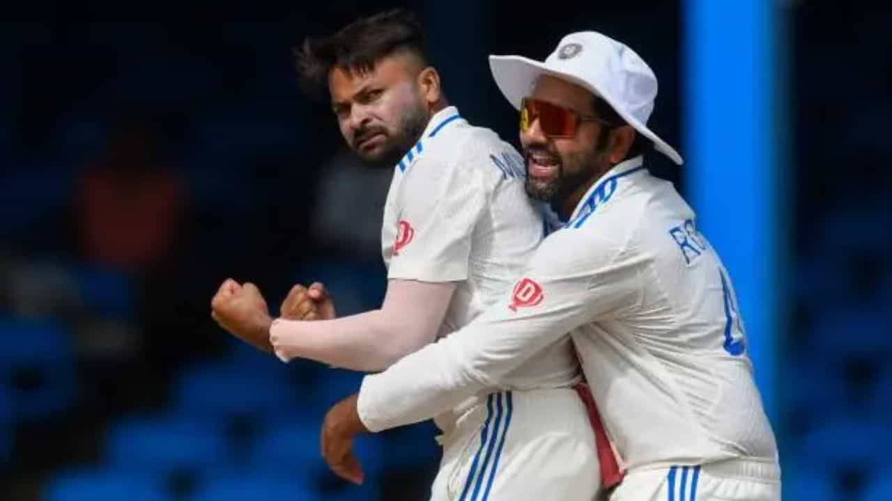 ঐচ্ছিক অনুশীলনে মুকেশ কুমারের ক্লাস নিলেন ক্যাপ্টেন রোহিত! ঐচ্ছিক অনুশীলনে মুকেশ কুমারের ক্লাস নিলেন ক্যাপ্টেন রোহিত!