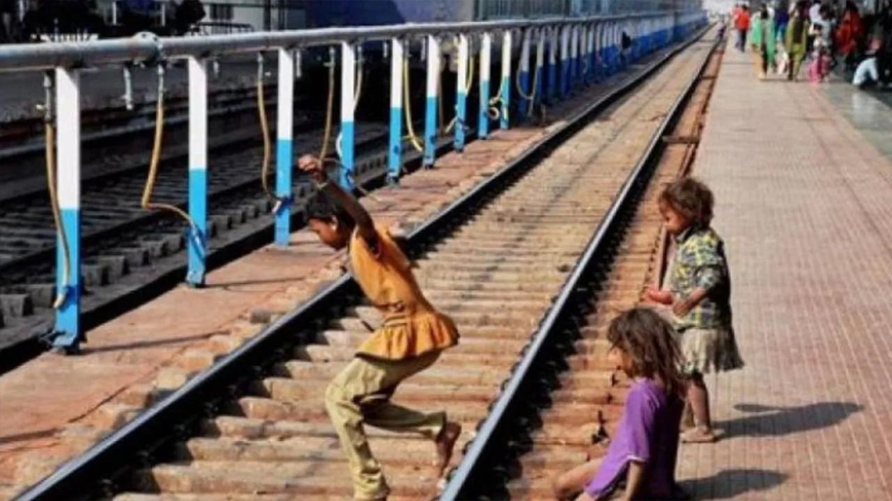 Indian Railway: রেললাইনের ধারের শিশুরা এবার পড়বে, শিখবে