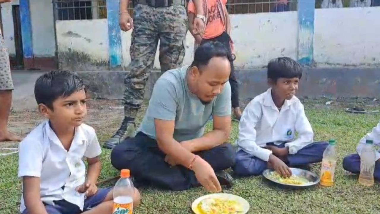 Mid Day Meal: খোলা আকাশেই নীচে মিড ডে মিল, পাশে চরছে গরু, দেখা মাত্রই যা করলেন বিডিও