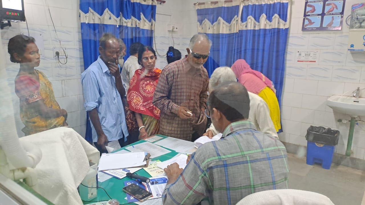 Jalpaiguri: এ কেমন মেডিক্যাল কলেজ! ডাক্তারের চেয়ারে বসে প্রেসক্রিপশন লিখছেন স্বাস্থ্যকর্মী