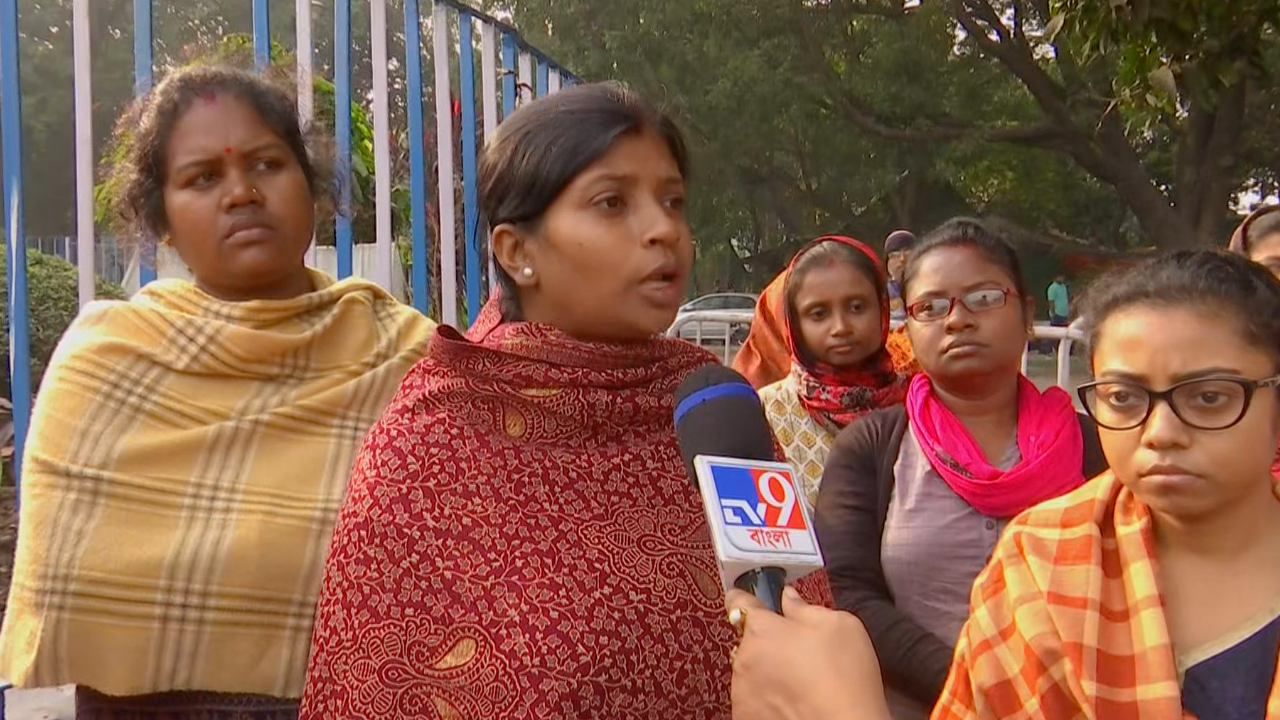 Job Seekers Protest: ‘আমরা এখানেই থাকব’, মধ্যরাতে পুরুষ সঙ্গীদের পুলিশ তুলে নিয়ে গেলেও অবস্থানে অনড় মহিলা চাকরিপ্রার্থীরা