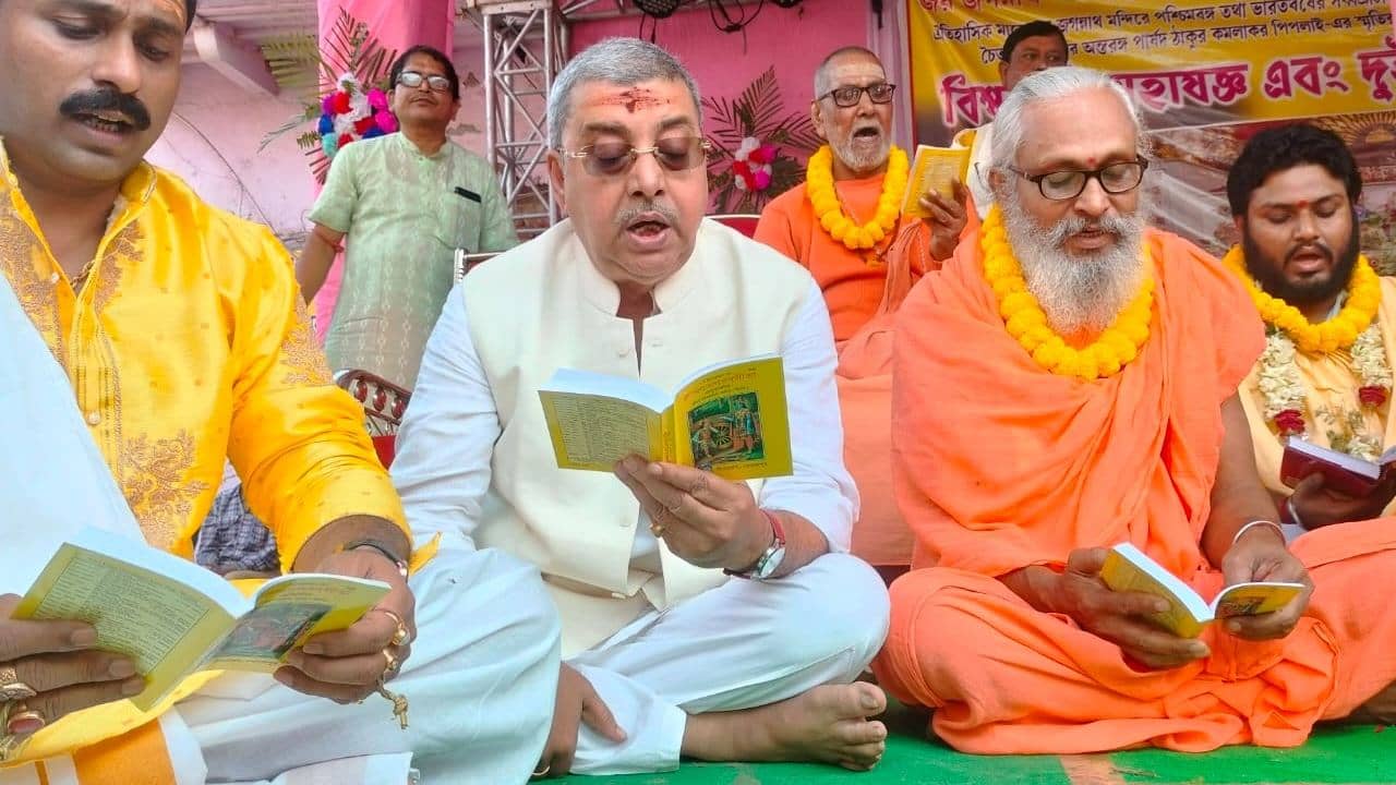 Shrirampur: কলকাতায় লক্ষ কণ্ঠে গীতা পাঠের আগে শ্রীরামপুরে গীতা পাঠ, ‘চাপে পড়ে এসব করছে’, খোঁচা সুকান্তর