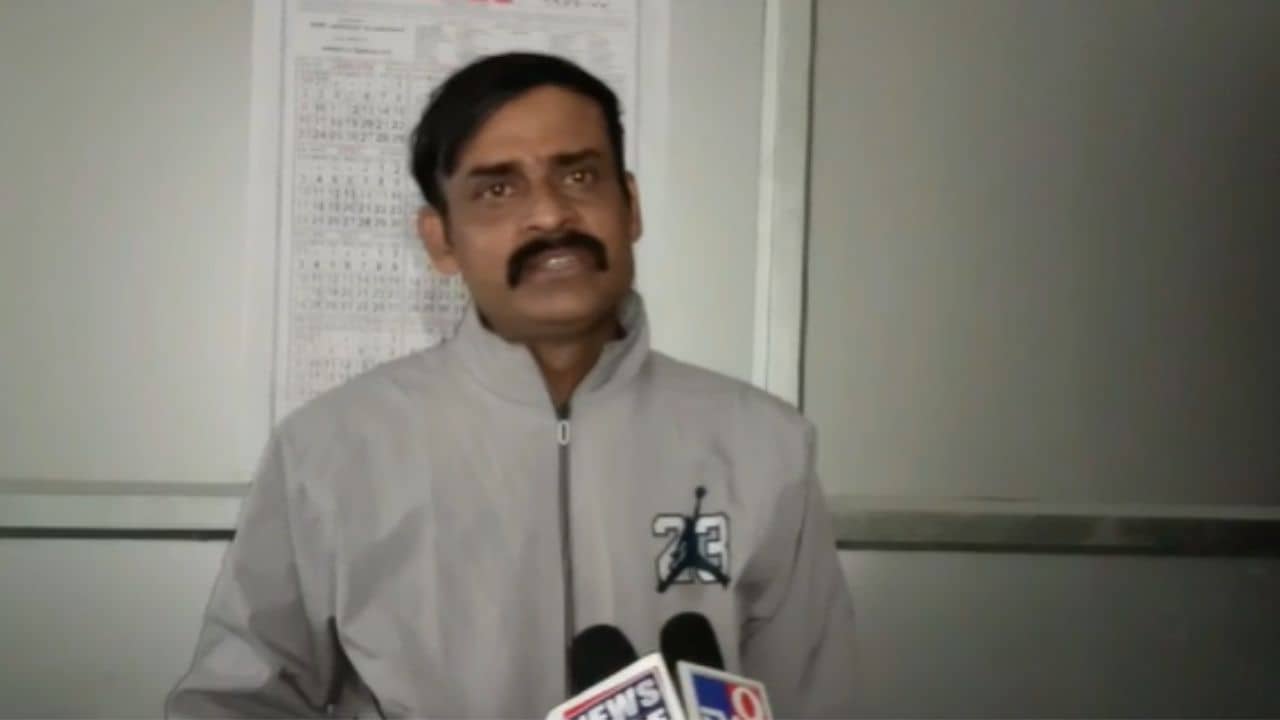 Katwa:  হেলমেট টেবিলে রাখলে কিংবা সিগারেটের প্যাকেট হাতে গুঁজলেই সরকারি দফতরের কাজ হাসিল! ওতেই যে রয়েছে গুপ্তধন