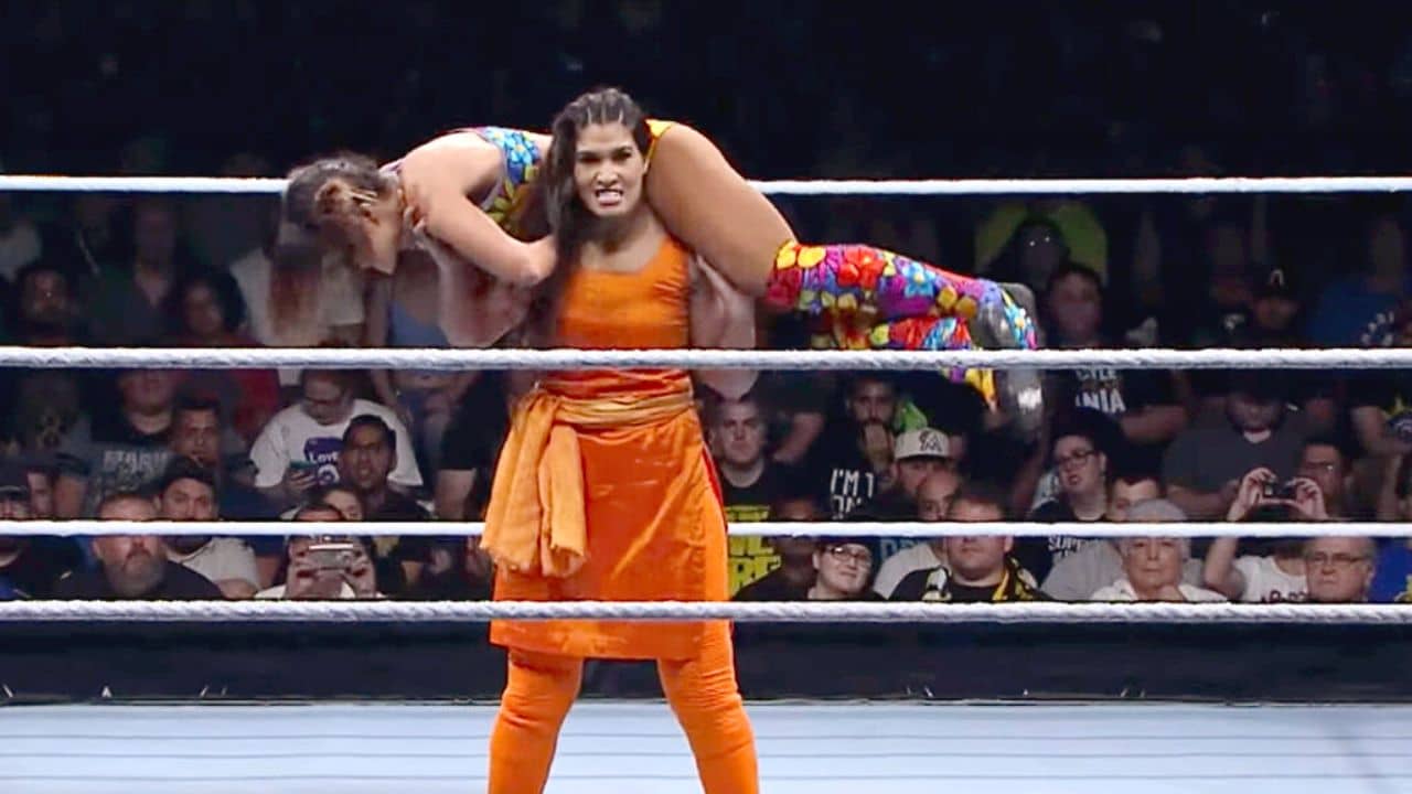 সালোয়ার-কামিজে WWE-র মঞ্চ কাঁপাচ্ছেন কবিতা দেবী, কে এই লেডি খালি?