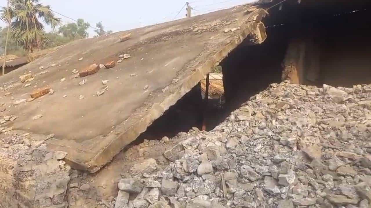 Bankura: চালুর আগেই হুড়মুড়িয়ে ভেঙে পড়ল অঙ্গনওয়াড়ি কেন্দ্রের ছাদ, ‘কাটমানিতেই সব শেষ’, সরব বিরোধীরা Bankura: চালুর আগেই হুড়মুড়িয়ে ভেঙে পড়ল অঙ্গনওয়াড়ি কেন্দ্রের ছাদ, ‘কাটমানিতেই সব শেষ’, সরব বিরোধীরা