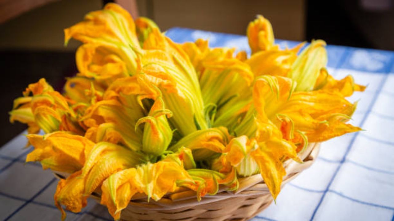 ফুলের একটা দিক কেটে রাখুন। কুমড়ো ফুল ভাজার জন্য বেসন গুলে নিতে হবে। একটা বাটিতে বেসন নিয়ে নুন, লঙ্কা গুঁড়ো, হলুদ গুঁড়ো,সামান্য আদা বাটা আর একটু জল দিয়ে মেখে নিতে হবে 