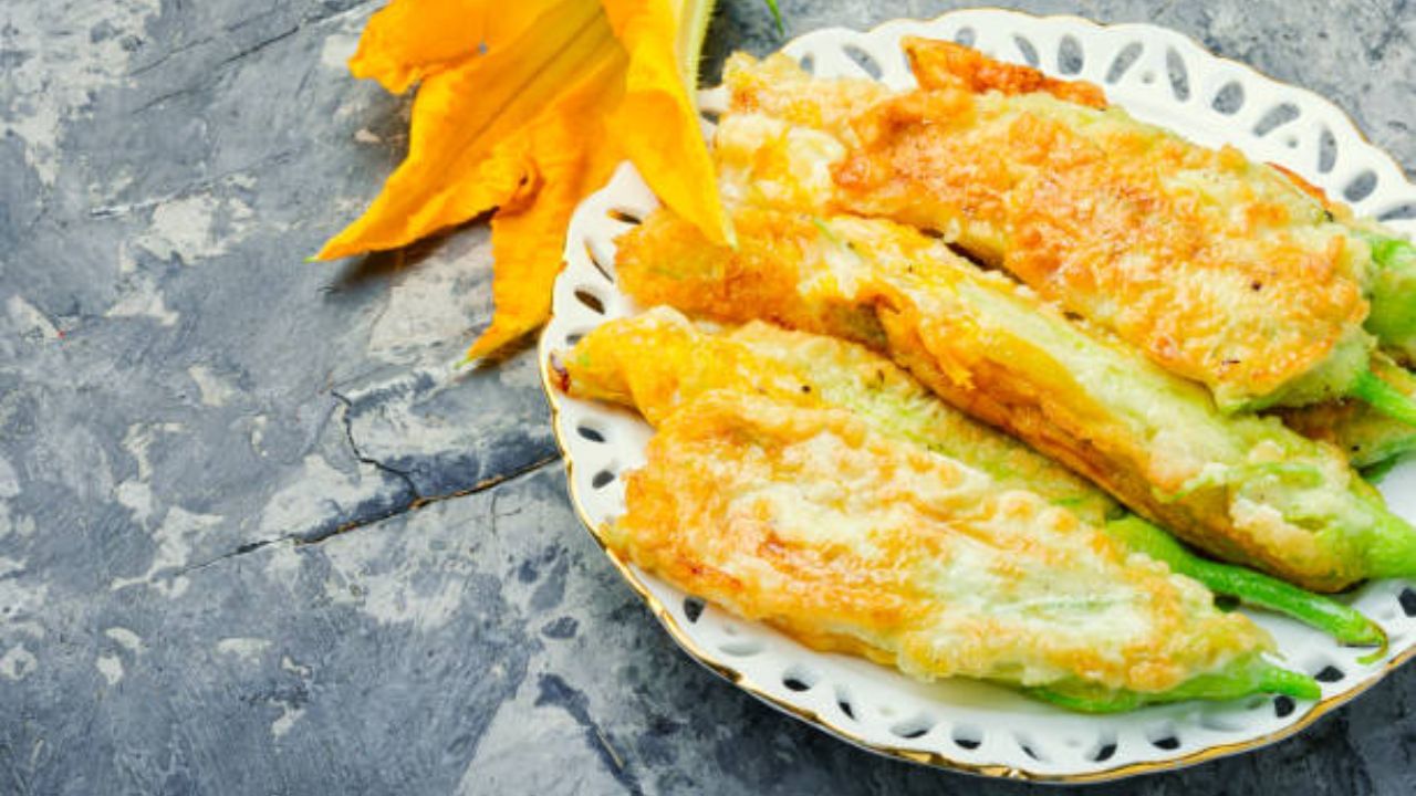 বোঁটা গুলো খুব সামান্য রাখবেন, তাহলে ফুলের আকারেই ভাজা হবে। মাছের মধ্যে নুন-হলুদ মাখিয়ে ভেজে নিতে হবে। বেশ লাল লাল করে ভেজে নিতে হবে। মাছ তুলে বাকি তেলে শুকনো লঙ্কা, এলাচ, দারচিনি, লবঙ্গ আর সামান্য গোটা জিরে দিন