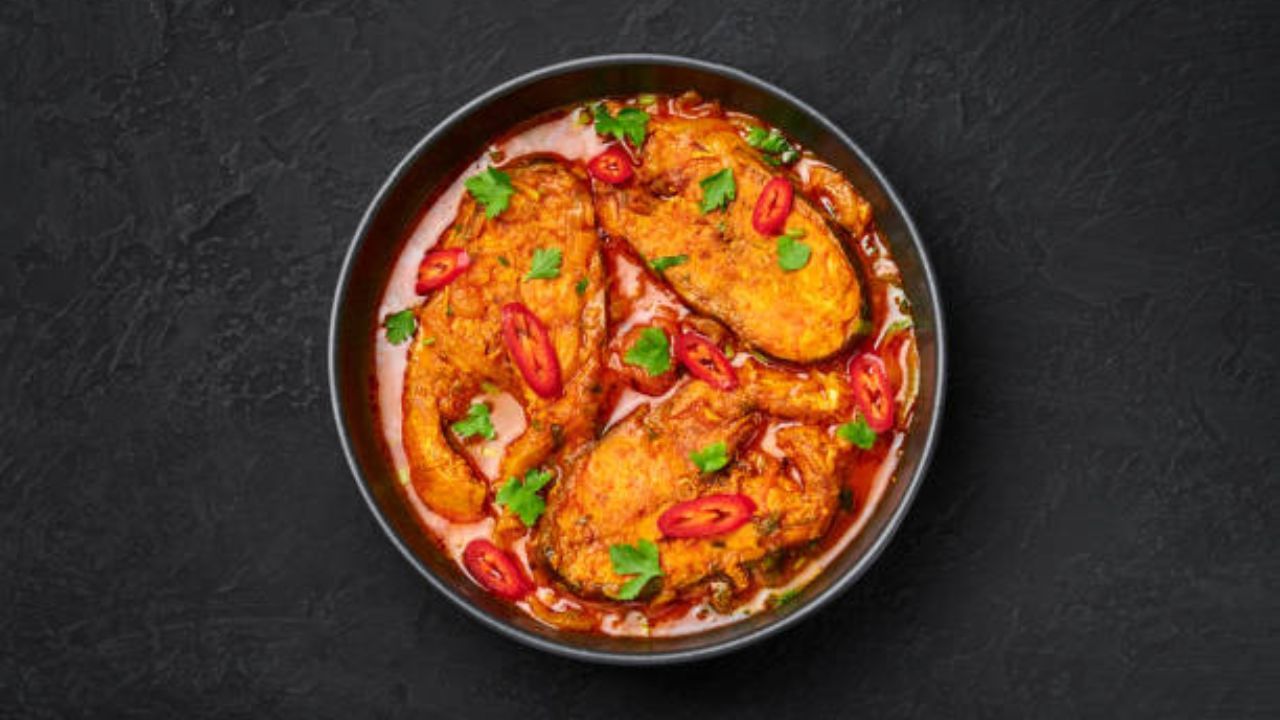 গরম ভাতে এই মাছের তরকারি মেখে খেতে দারুণ লাগে। এর সঙ্গে আর অন্য কোনও তরকারির প্রয়োজন পড়ে না। কুমড়ো ফুল এভাবে ঝোলের সঙ্গে মেখে খেতে লাগে দারুণ। বড় সাইজের টাটকা রুই মাছ নিলে খেতেও খুব ভাল হয় 