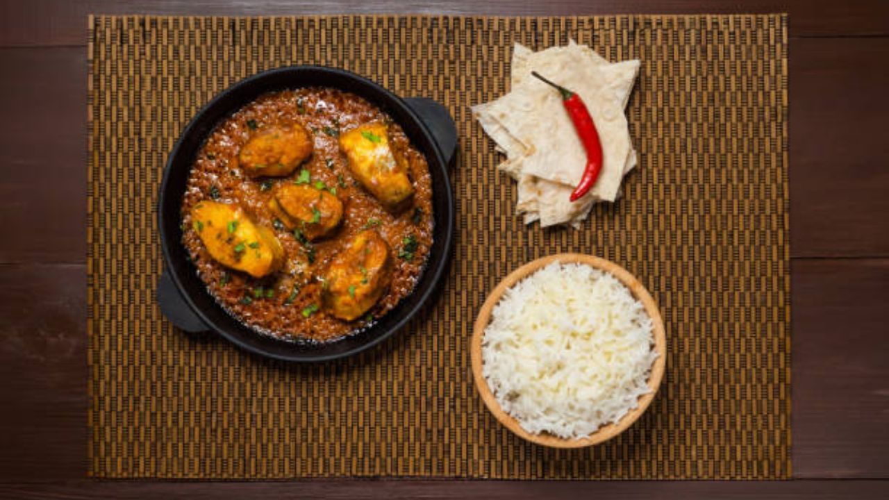 দুটো মিডিয়াম সাইজের পেঁয়াজকুচি, দুটো টমেটো কুচি, আদা বাটা, রসুন বাটা, জিরে বাটা, স্বাদমতো নুন, হলুদ গুঁড়ো, লঙ্কা গুঁড়ো, ধনেপাতা কুচি দিয়ে কষতে থাকুন 