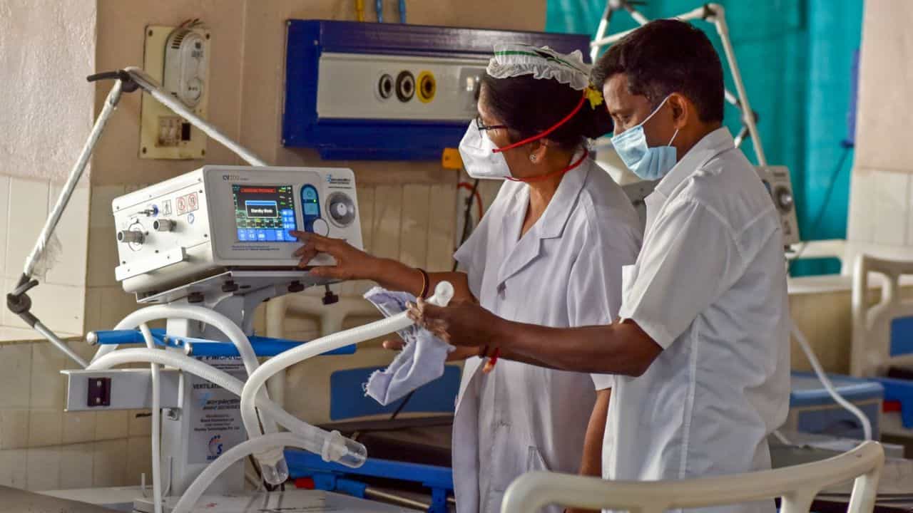 Coronavirus: কলকাতা মেডিক্যালে ভর্তি হওয়া ৬ মাসের শিশুও করোনার কবলে, বাড়ছে উদ্বেগ Coronavirus: কলকাতা মেডিক্যালে ভর্তি হওয়া ৬ মাসের শিশুও করোনার কবলে, বাড়ছে উদ্বেগ