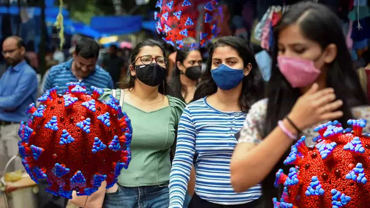 COVID 19: মাস্ক পরছেন না? আবার এসে গিয়েছে করোনা, শিগগিরই সাবধান হোন COVID 19: মাস্ক পরছেন না? আবার এসে গিয়েছে করোনা, শিগগিরই সাবধান হোন