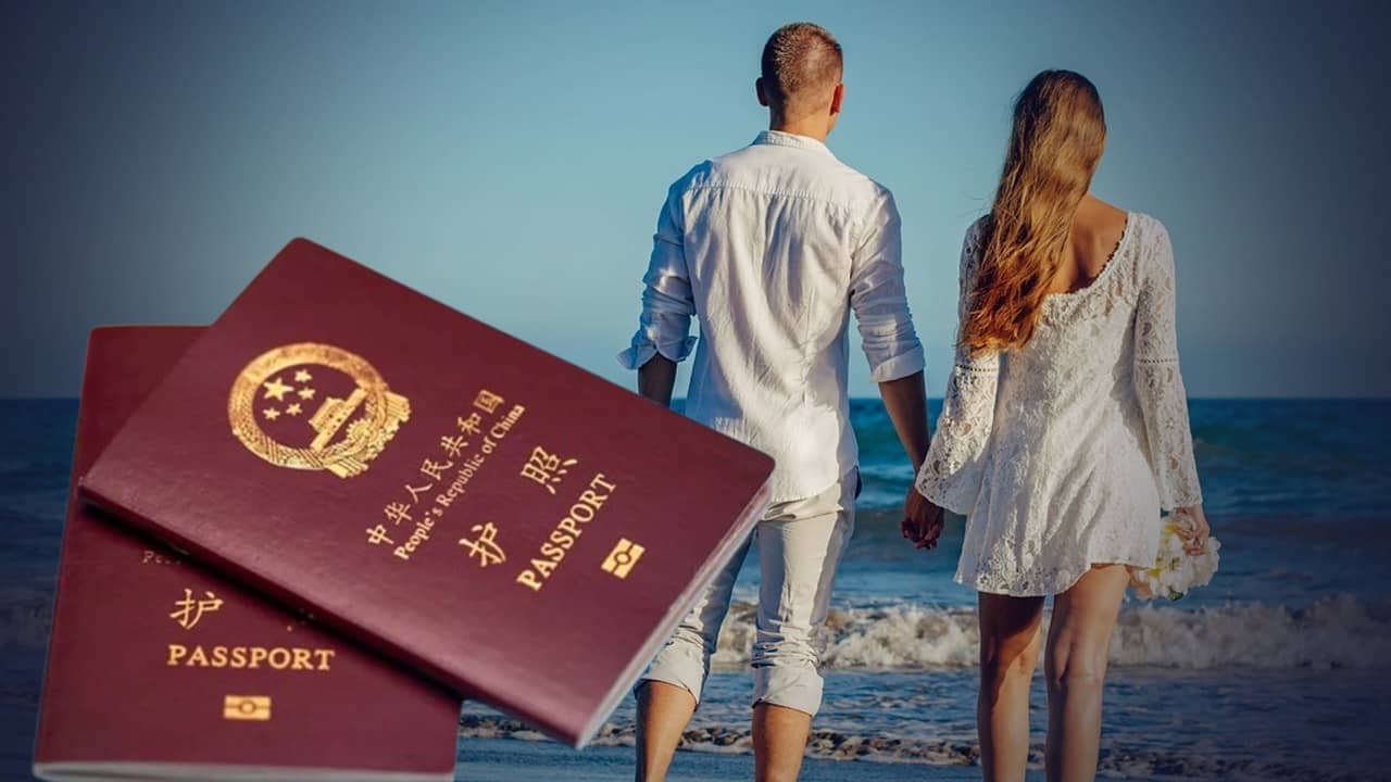 Fake Passport: হাঁটুর বয়সি বয়ফ্রেন্ড! প্রেমিকের থেকে বয়স লুকোতে গিয়ে যাচ্ছেতাই কাণ্ড