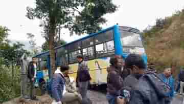 Darjeeling Bus Accident: দার্জিলিঙের খাদে বিপজ্জনকভাবে ঝুলছে বাস! মরতে মরতে বাঁচলেন যাত্রীরা