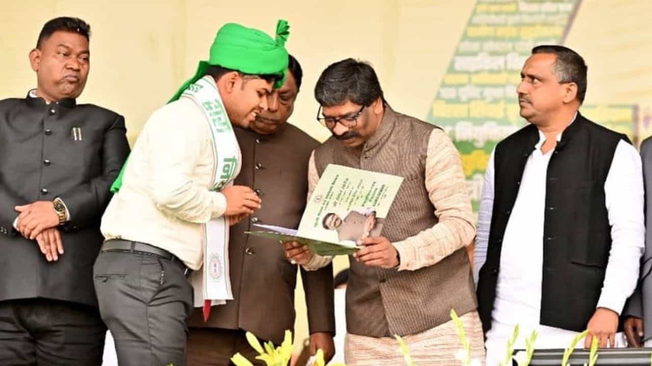 Hemant Soren: চারে পা ঝাড়খণ্ডে হেমন্ত সোরেন সরকারের, ঢালাও কর্মসংস্থানের ব্যবস্থা Hemant Soren: চারে পা ঝাড়খণ্ডে হেমন্ত সোরেন সরকারের, ঢালাও কর্মসংস্থানের ব্যবস্থা