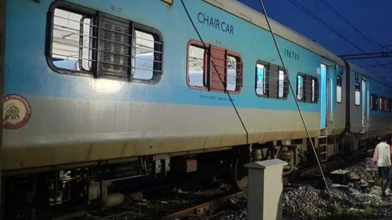 Fire in Howrah Jan Shatabdi Video: হাওড়াগামী জনশতাব্দীতে আগুন, ধোঁয়ায় ঢাকল ট্রেন, আতঙ্কে হুড়মুড়িয়ে নামলেন যাত্রীরা