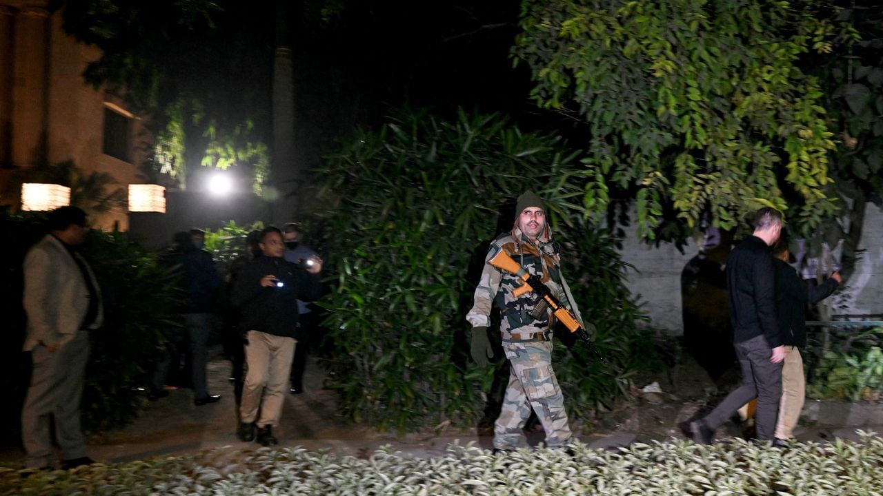 Israel Embassy Blast: ইজরায়েলি দূতাবাসের বিস্ফোরণস্থলে উড়ো চিঠি, কীসের হুমকি দেওয়া তাতে? Israel Embassy Blast: ইজরায়েলি দূতাবাসের বিস্ফোরণস্থলে উড়ো চিঠি, কীসের হুমকি দেওয়া তাতে?