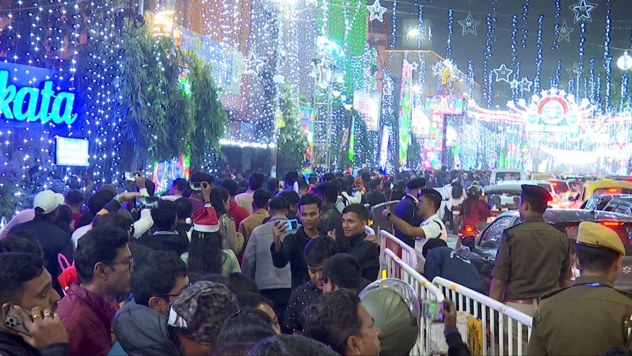 Christmas Park Street: প্রায় ৩ ঘণ্টা বন্ধ রাখতে হল পার্ক স্ট্রিটের রাস্তা, বড়দিনে জমজমাট চিড়িয়াখানাও