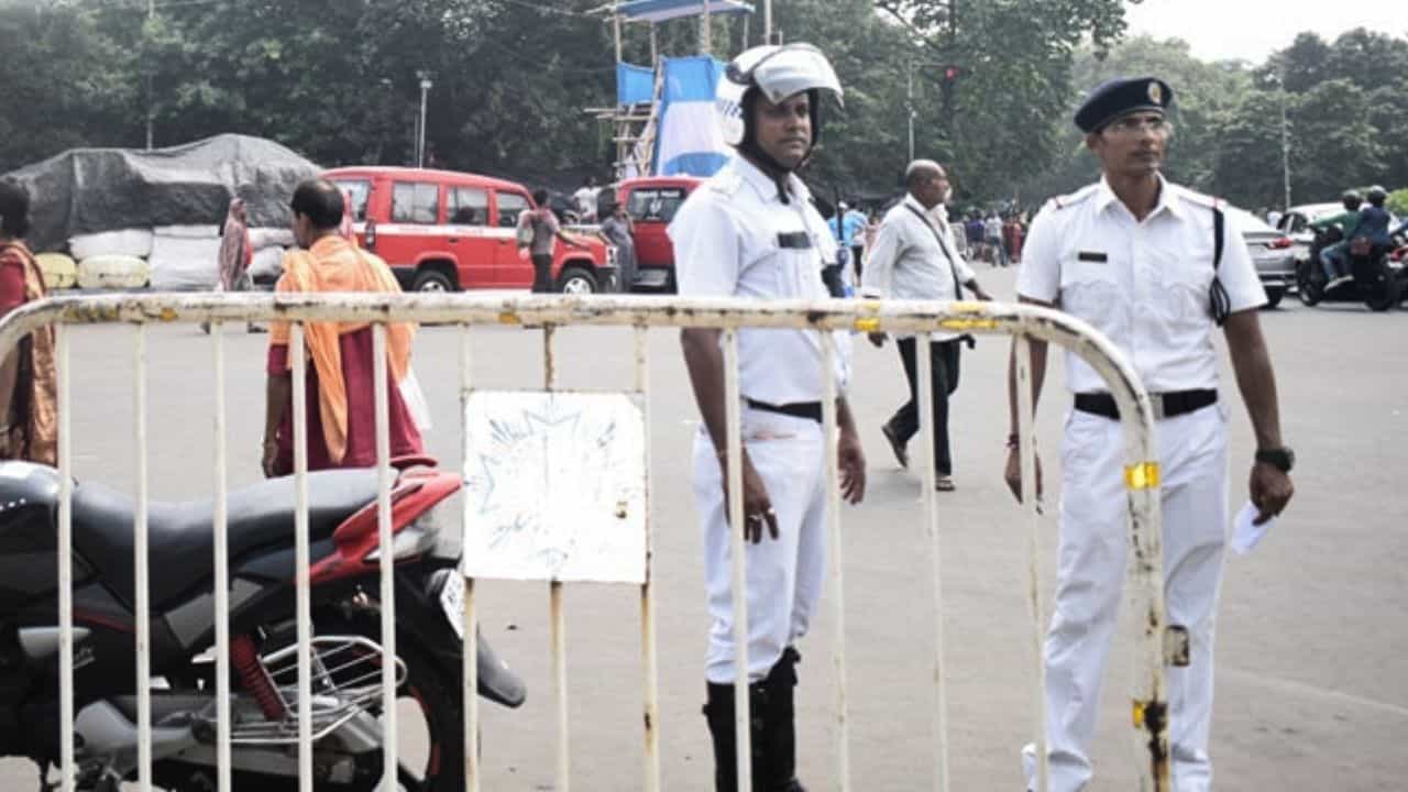 Kolkata Police Job: পুলিশ হতে এসেও 'জালিয়াতি'! লিখিত পরীক্ষার কারচুপি ধরা পড়ল ইন্টারভিউয়ের দিন Kolkata Police Job: পুলিশ হতে এসেও 'জালিয়াতি'! লিখিত পরীক্ষার কারচুপি ধরা পড়ল ইন্টারভিউয়ের দিন