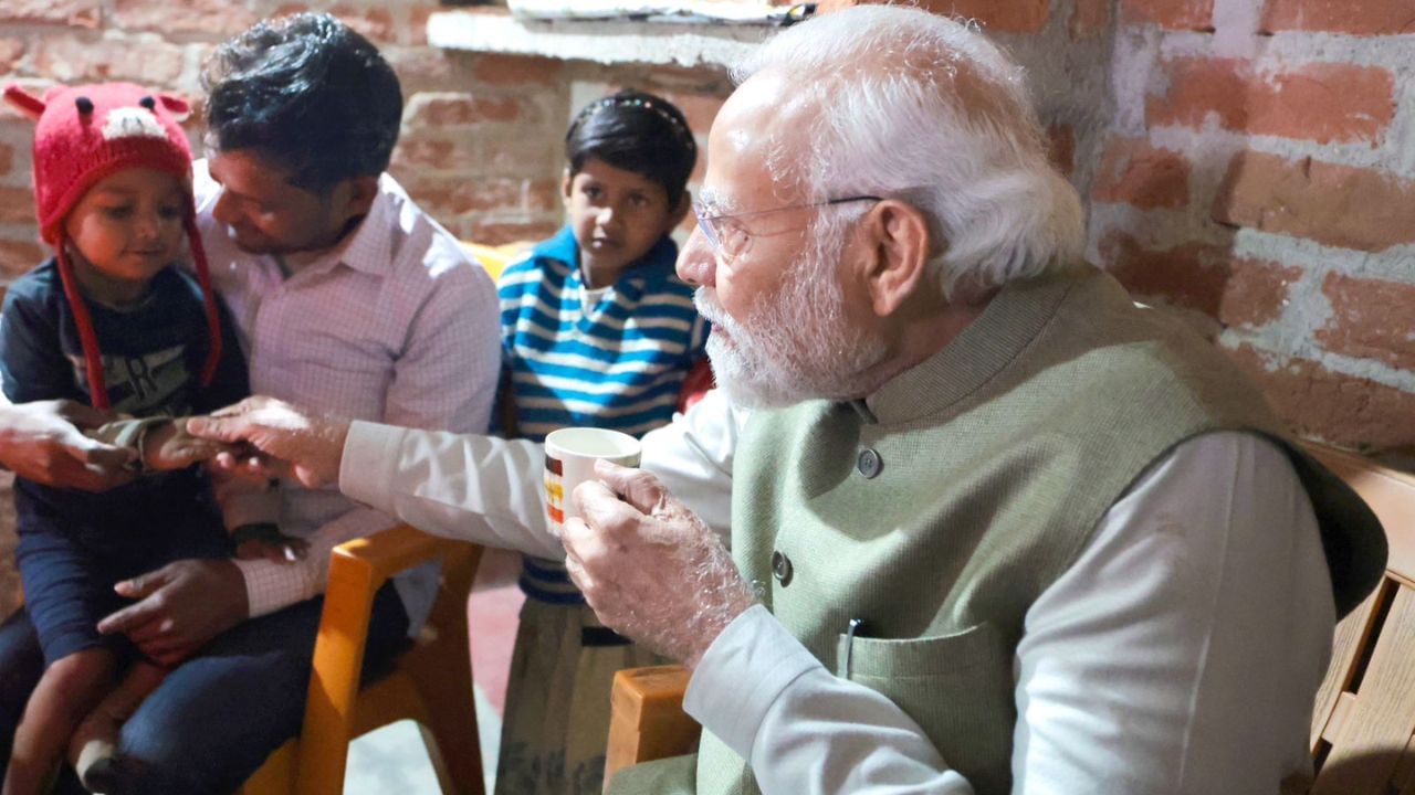 Narendra Modi: উজ্জ্বলা যোজনায় ১০ কোটিতম উপভোক্তার ঘরে চা পান, রামতীর্থে 'ঘরের ছেলে' নমো