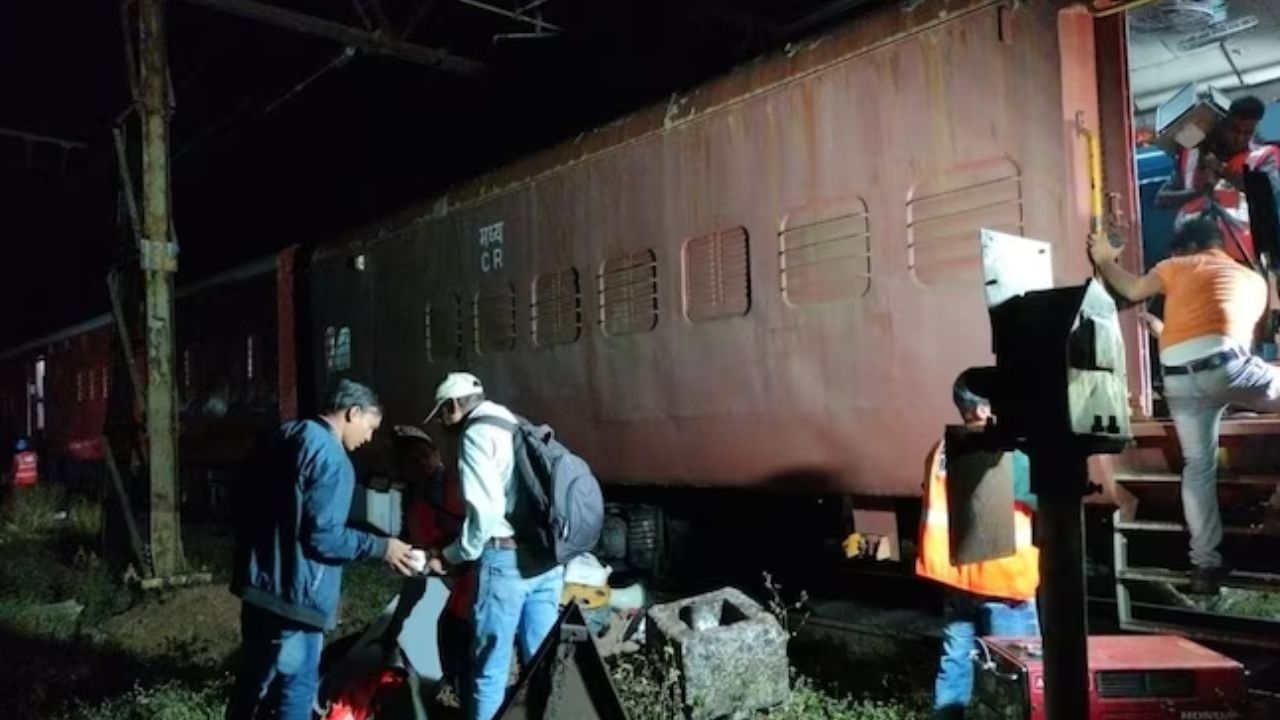 Goods Train Accident: আবারও রেল দুর্ঘটনা, লাইন থেকে ছিটকে গেল ২টি কামরা, বাতিল হাওড়াগামী বহু ট্রেন