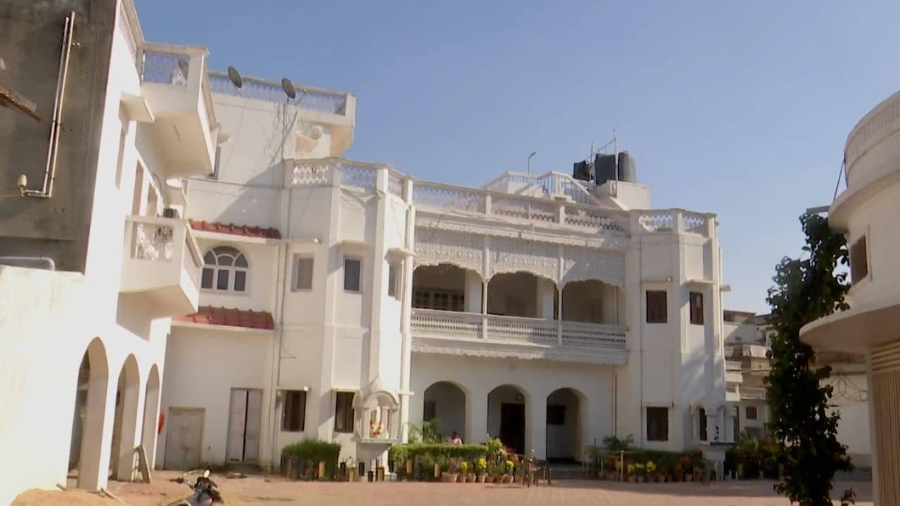 IT Raid at Dheeraj Sahus House: টাকার খনির পর এবার মাটির তলায় সোনার খনি? বিশেষ যন্ত্র আনলেন আয়কর আধিকারিকরা