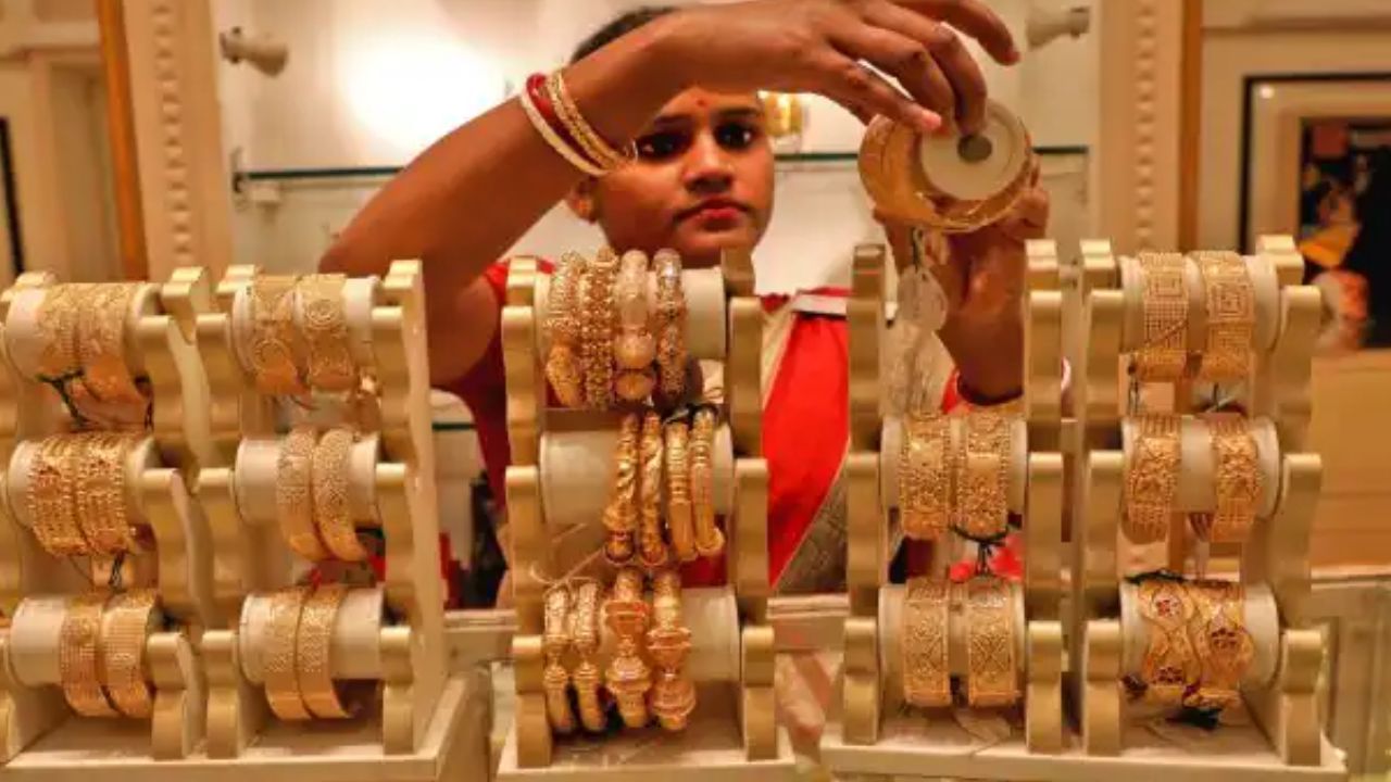 Gold Price Today: সোনা দিয়ে করুন সোহাগ, পকেটেও পড়বে না চাপ, জেনে নিন আজকের সোনার দর