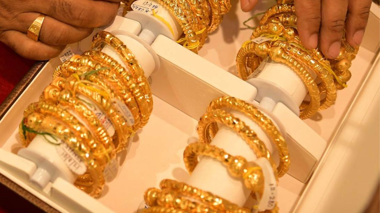 Gold Price Today: বছরের শুরুতেই বড় ধাক্কা সোনার দরে, ১০ গ্রাম সোনার গহনা কিনতে খরচ পড়বে...