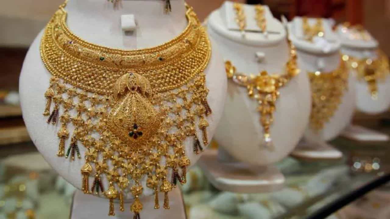 Gold Price: সোনা কেনার দারুণ সুযোগ, ফের কমল হলুদ ধাতুর দাম Gold Price: সোনা কেনার দারুণ সুযোগ, ফের কমল হলুদ ধাতুর দাম