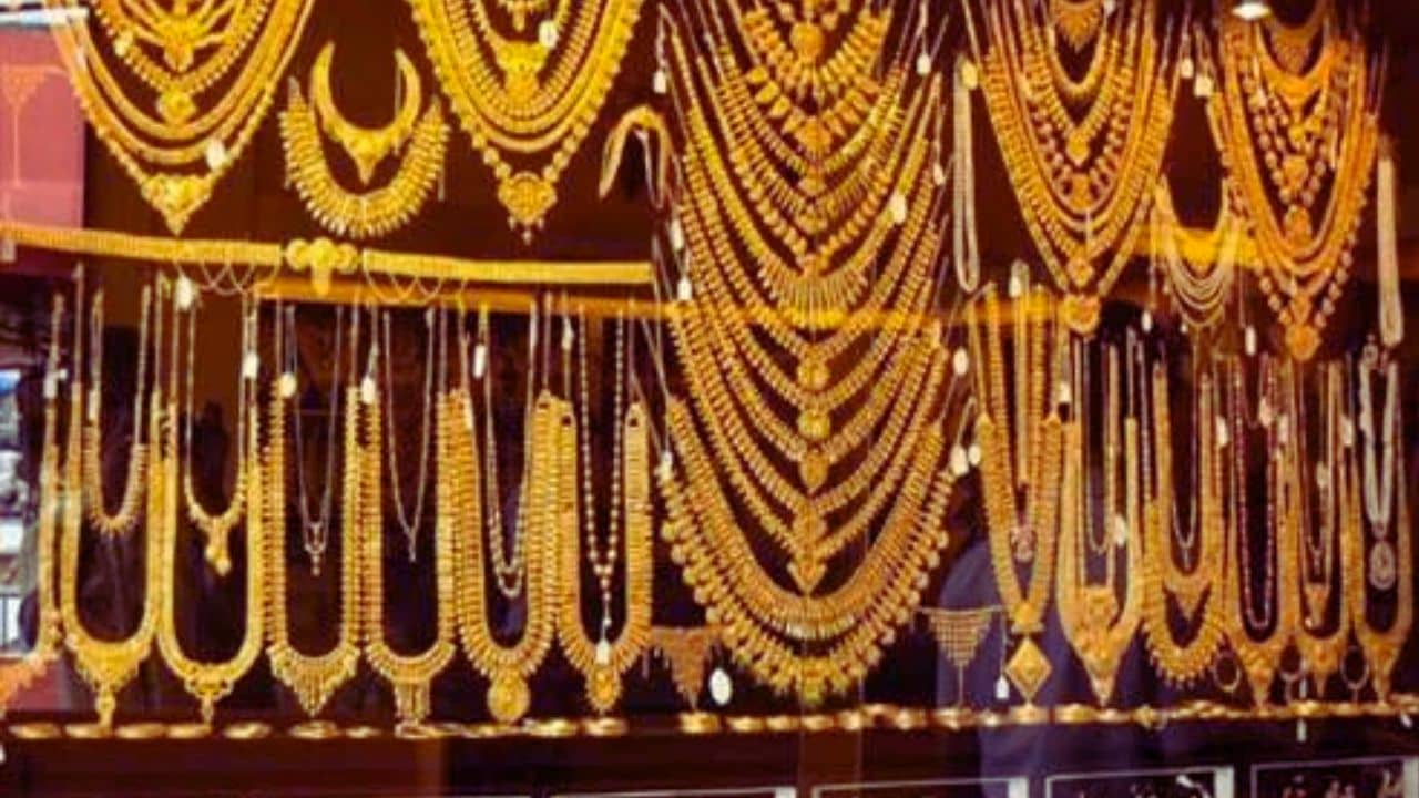 Gold price: নতুন বছরে মধ্যবিত্তের স্বস্তি! সোনা কেনার প্ল্যান থাকলে এখনই কিনে ফেলুন