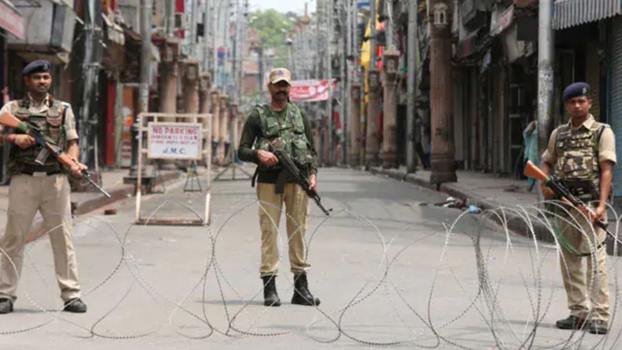 J&K Terror Attack: ফের উপত্যকায় জঙ্গি হামলা, আজান চলাকালীন অবসরপ্রাপ্ত পুলিশকর্মীর বুক ফুঁড়ে দিল গুলি