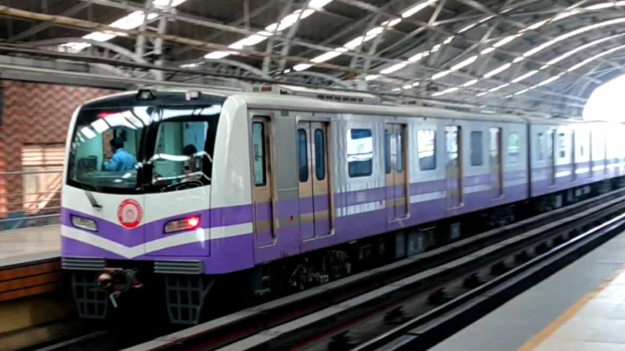 Metro: ধীর পায়ে এগিয়ে যাচ্ছেন মহিলা, মেট্রোয় ঝাঁপ মারার আগেই খপাৎ করে ধরল RPF Metro: ধীর পায়ে এগিয়ে যাচ্ছেন মহিলা, মেট্রোয় ঝাঁপ মারার আগেই খপাৎ করে ধরল RPF